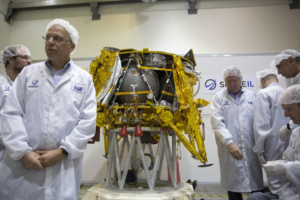 Fotografía de archivo del lunes 17 de diciembre de 2018 de técnicos junto al módulo lunar SpaceIL, una nave espacial no tripulada en exhibición en un cuarto estéril durante una visita de prensa a su instalación cerca de Tel Aviv, Israel. (AP Foto/Ariel Schalit)