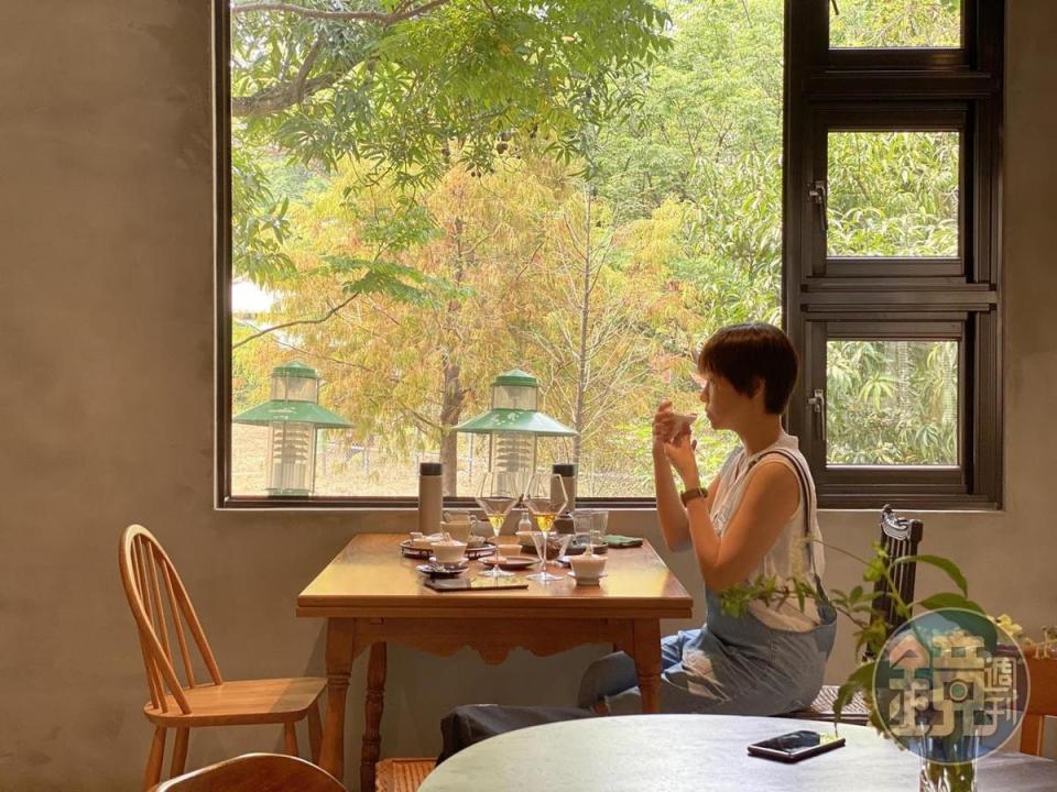 台南預約制茶館「蔛菟HuTu」位於公園旁，窗景迷人。
