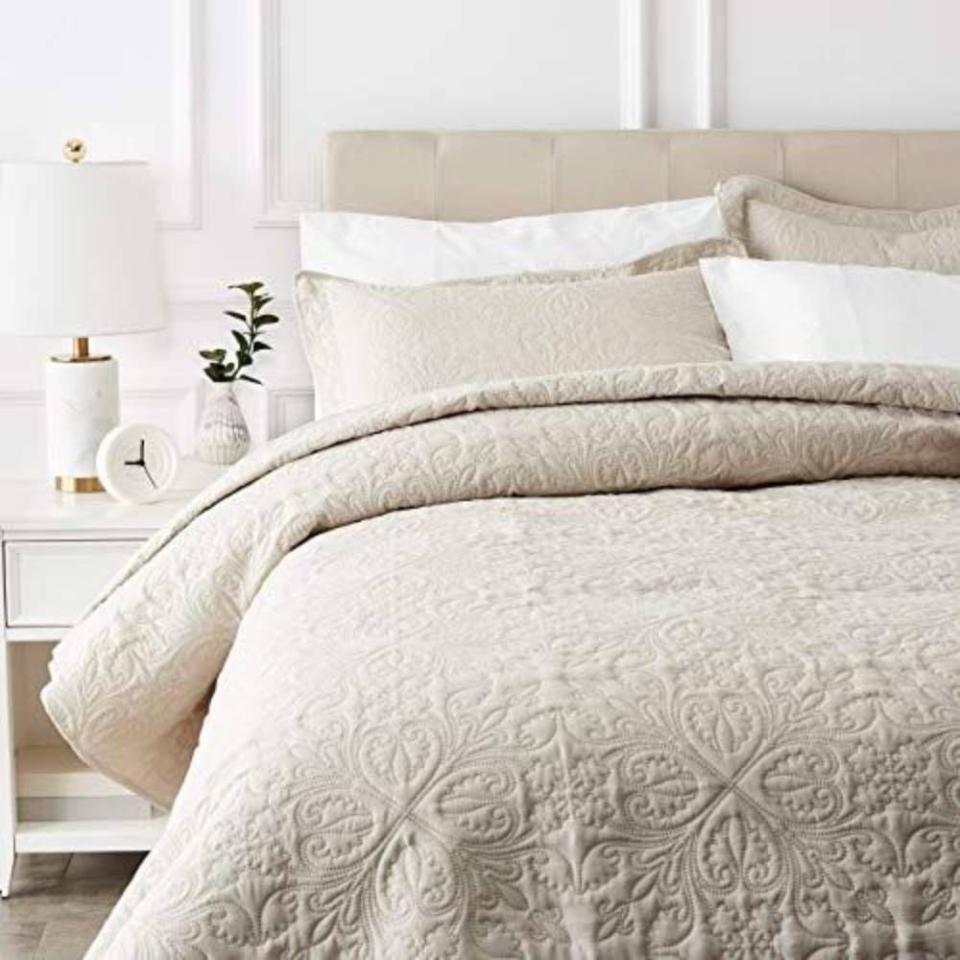 6) AmazonBasics Oversized Quilt Coverlet