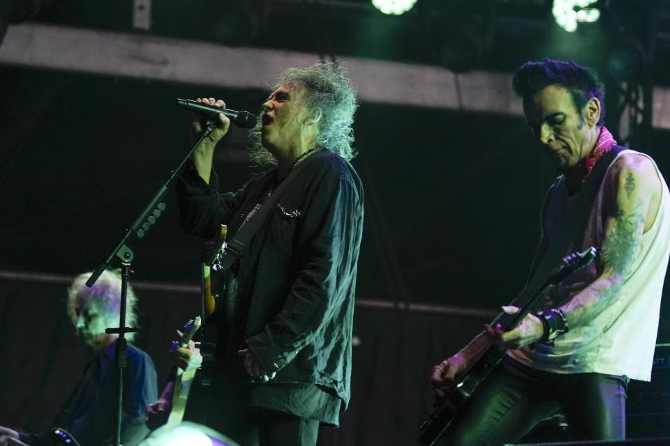 Robert Smith, centro, y Simon Gallup, derecha, de The Cure durante su concierto en el festival Corona Capital en la Ciudad de México, el domingo 19 de noviembre de 2023. (Foto AP/Aurea Del Rosario)