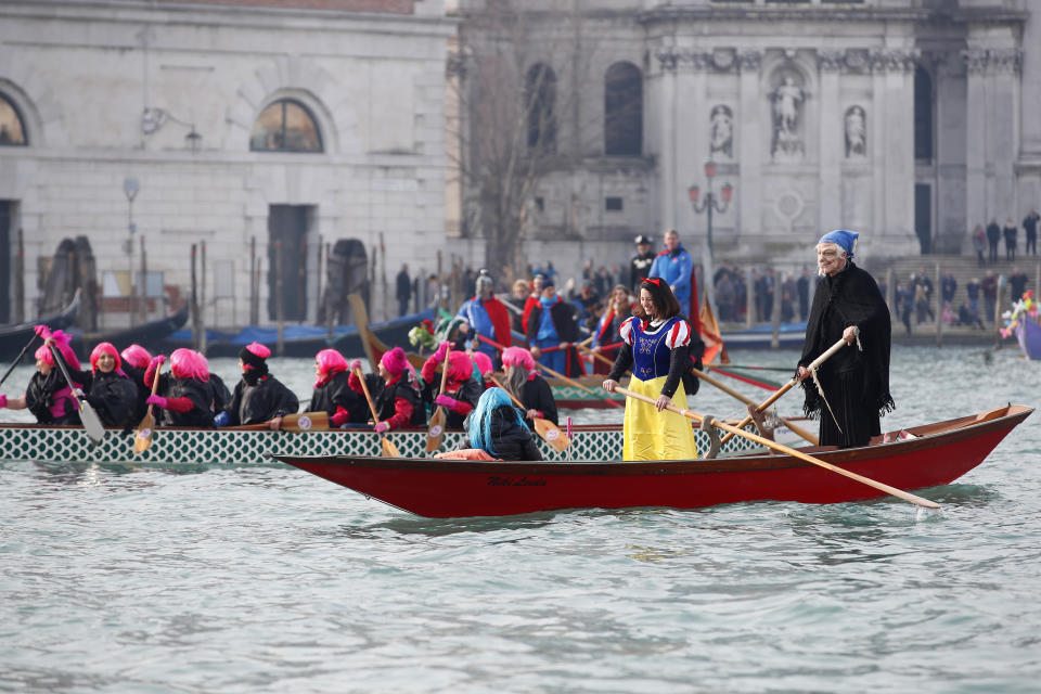 Lo spettacolo ha celebrato l'incontro tra 2 elementi, acqua e aria, con acrobati e giocolieri, mangiatori di fuoco e ballerine. Nel Rio di Cannaregio hanno sfilato una decina di imbarcazioni. Il suono degli archi ha accompagnato lo show. Un giocoliere ha maneggiato il fuoco, seguito dalle evoluzioni di un ballerino dentro una bolla. Poi le note di 'Sound of Silence' hanno accompagnato la coreografia di una danzatrice dentro una sfera trasparente mentre un acrobata, su un braccio meccanico, ha volteggiato sospeso nell'aria. (AP Photo/Antonio Calanni)