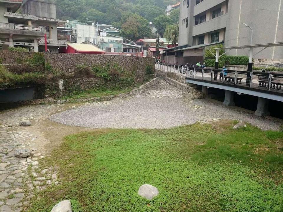 位於北壽山龍泉寺旁登山口旁知名湧泉－龍巖冽泉，經由高雄市觀光局及水利局合作以生態工法整治，打造成最受歡迎的柴山景點。（記者吳文欽攝）