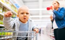 Im Supermarkt bockige Kinder zu erleben, ist ja schon fast keine Seltenheit mehr ... Wenn sie aber dann noch zu kleinen Dieben werden, kann es ganz schön peinlich werden. (Bild: iStock / Halfpoint)