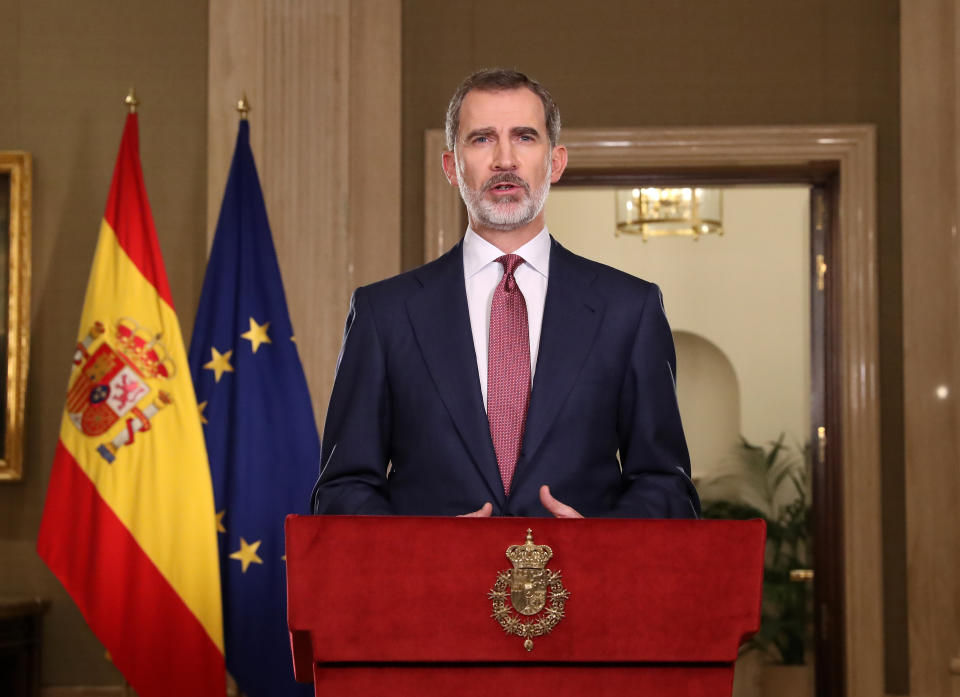 MADRID, SPAIN - MARCH 18: King Felipe VI of Spain is seen speaking to the nation during Covid-19 crisis, also known as Coronavirus crisis, at Zarzuela Palace on March 18, 2020 in Madrid, Spain. (Photo by Handout/Casa Real/Getty Images)