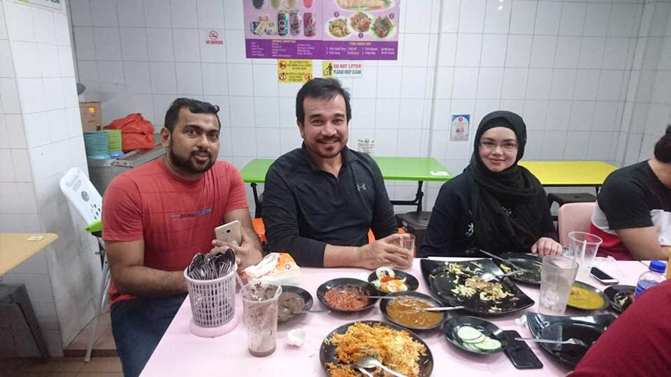 Malaysian singer Siti Nurhaliza casually dines at Singapore’s Zam Zam restaurant with hubby (Photo: Zam Zam Restaurant/Facebook)