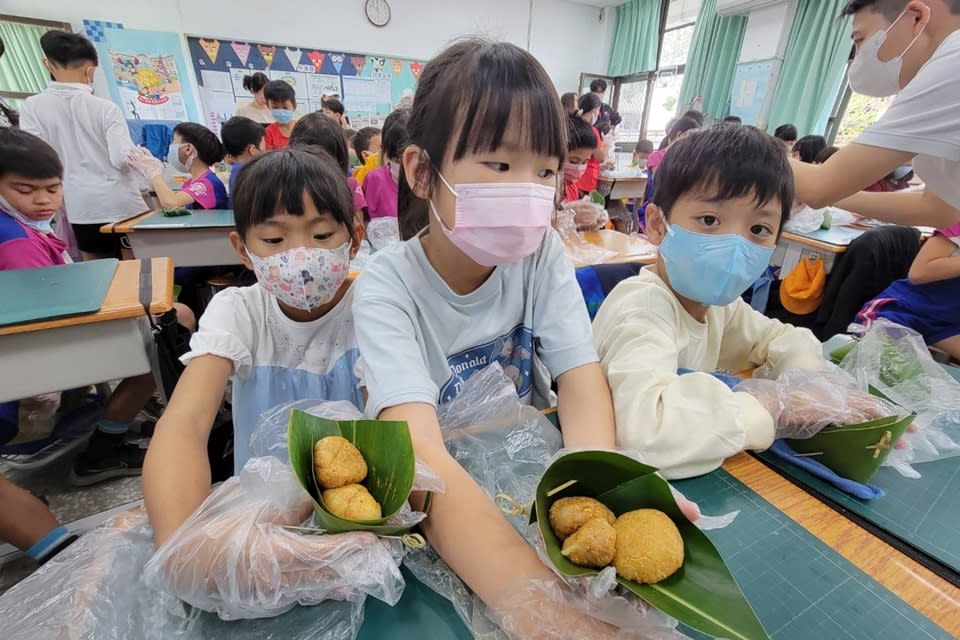 學生製作小米麻糬結合天然盛器，享受美食也響應環保。