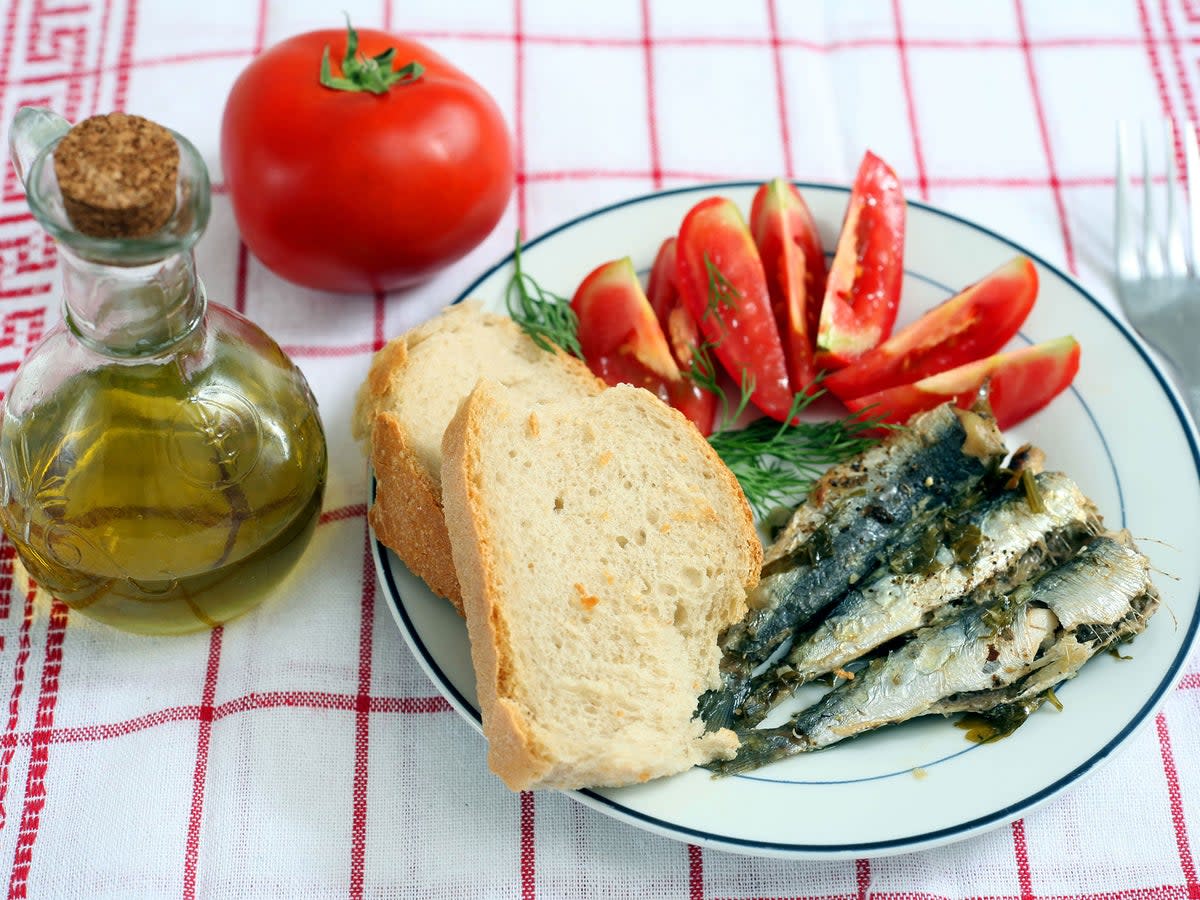 Oily fish, vegetables and olive oil contain omega-3 fatty acids (Rex )