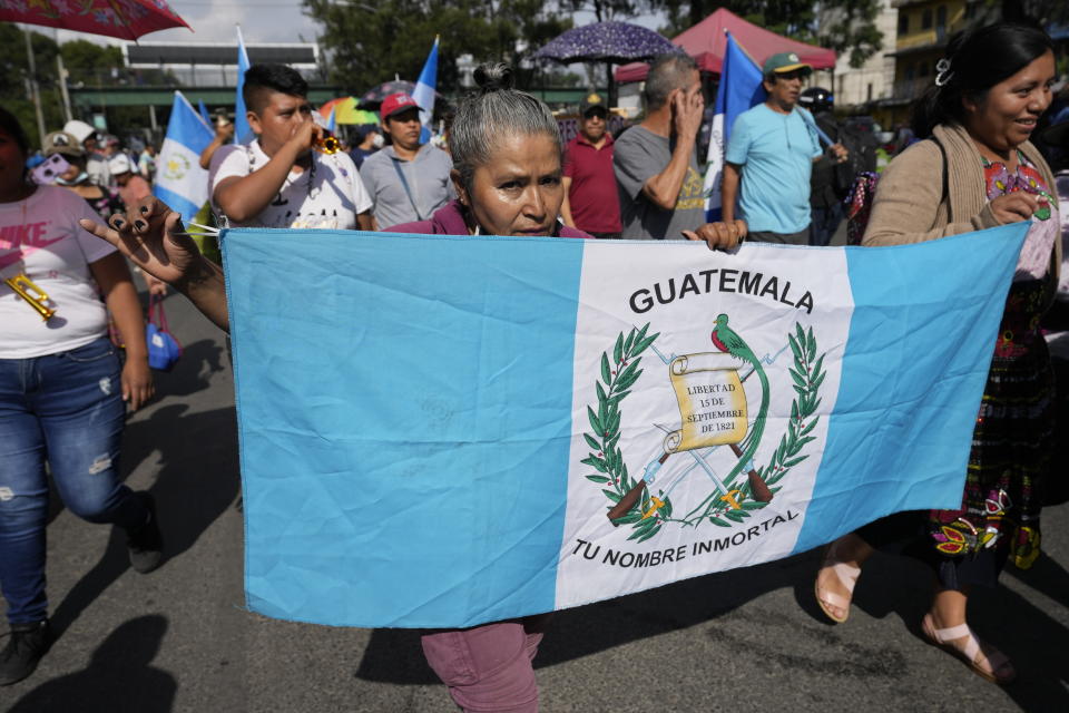 Vendedores del mercado marchan hacia el centro durante una huelga nacional en la ciudad de Guatemala, el lunes 9 de octubre de 2023. La gente protesta para apoyar al presidente electo Bernardo Arévalo después de que el máximo tribunal de Guatemala confirmó una medida de los fiscales para suspender su partido político por presunto fraude en el registro de votantes. (Foto AP/Moisés Castillo)