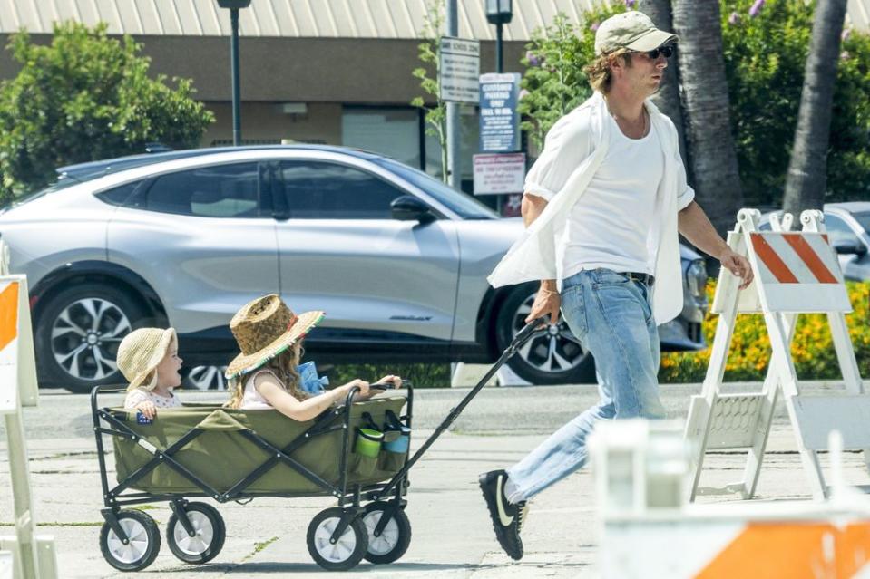 Jeremy Allen White con sus hijas paseando por Studio City, California, en julio de 2024