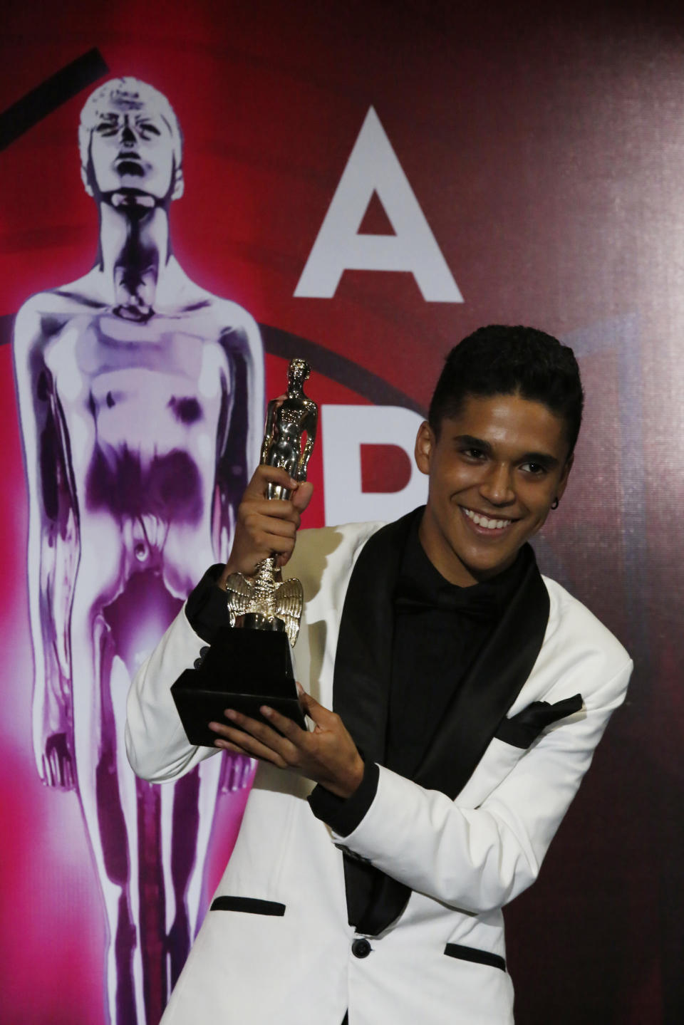 El actor mexicano Benny Emmanuel posa tras ganar el Premio Ariel a la mejor revelación actoral por "De la infancia", el lunes 24 de junio del 2019 en la Ciudad de México. (AP Foto/Ginnette Riquelme)