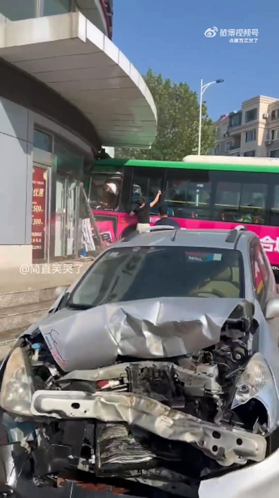 網傳影片顯示，一輛銀白色私家車車的車頭被撞至嚴重受損。（圖／翻攝自微博）