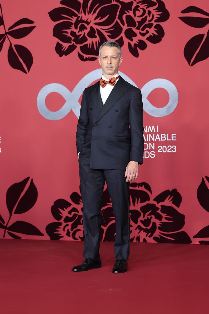 Jeremy Strong en la ceremonia de entrega de premios a la moda sustentable que se llevó a cabo el domingo en Milán