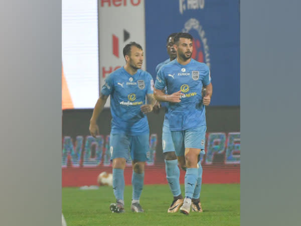 Mumbai City FC forward Adam le Fondre celebrating with teammates after scoring a goal (Photo/ Sportzpics)