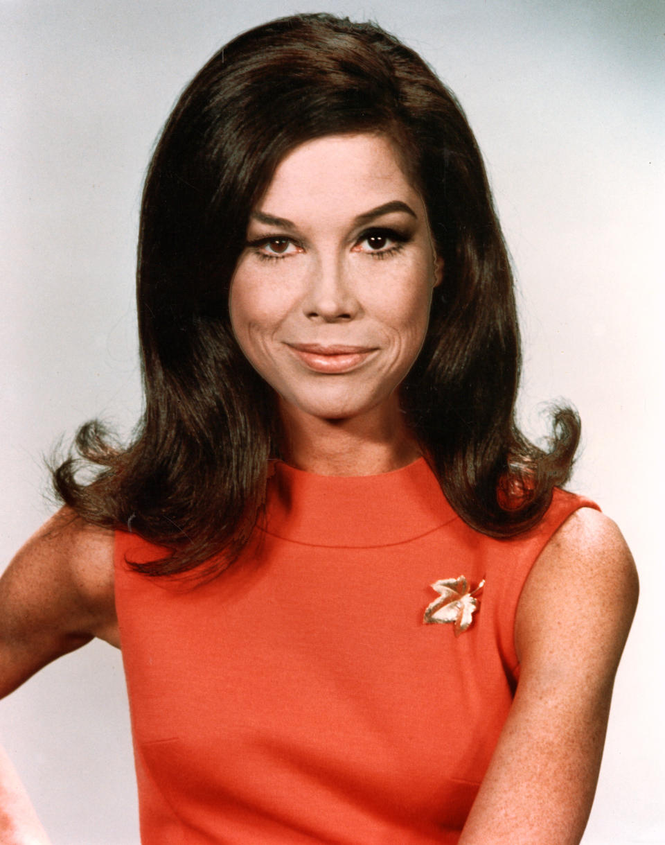 <p>Ihren Durchbruch hatte Mary Tyler Moore Anfang der 60er Jahre als TV-Hausfrau. Dann aber zeigte die Schauspielerin Amerika und dem Rest der Welt, dass eine Frau durchaus auf eigenen Beinen stehen kann. Als alleinerziehende Karrierefrau wurde sie mit „The Mary Tyler Moore Show“ (1970-1977) zu einer feministischen Vorreiterin, die unter anderem Talkshow-Königin Oprah Winfrey inspirierte. Moore produzierte auch die Detektivserie „Remington Steele“, die Pierce Brosnan zum Star machte. Für die Hauptrolle in Robert Redfords Kinodrama „Eine ganz normale Familie“ erhielt Moore eine Oscar-Nominierung. Sie wurde 80 Jahre alt. (Bild: ddp Images) </p>