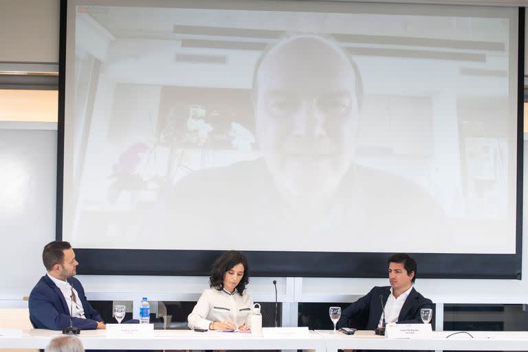 Gustavo Grobocopatel (en la pantalla), fundador del Grupo Los Grobo y miembro del Consejo Económico y Social de la universidad; Pablo Verra, Chief Strategy Officer de Sugo y profesor invitado de la Escuela de Negocios; Elisa Belfiori, profesora de la Escuela de Negocios e investigadora en Economía del Cambio Climático, e Iván Ordoñez, economista especializado en agronegocios y Director del Posgrado en Desarrollo y Gestión de AgTechs de la UCEMA