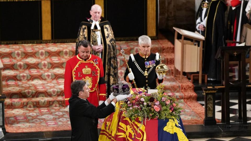 Retiran la corona, el cetro y la orbe del féretro