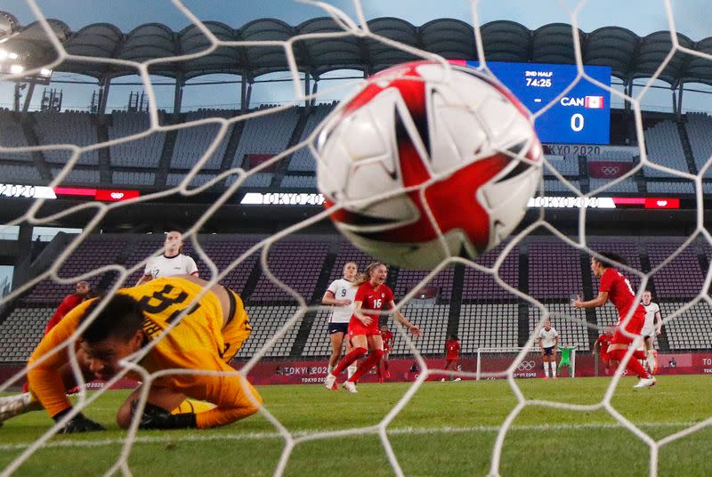 Foto del lunes de la canadiense Jessie Fleming marcando de penal ante EEUU