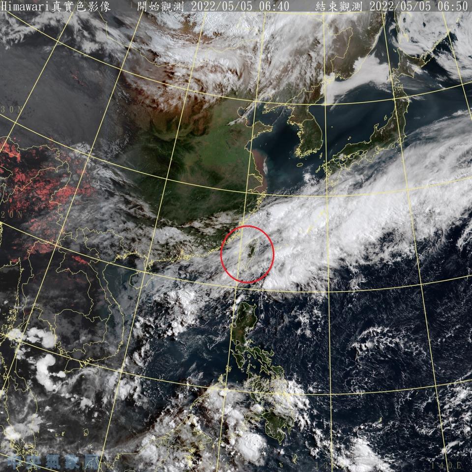 受到偏東風影響，東半部地區與基隆北海岸今天將有局部短暫陣雨，要留意大雨特報，其他北部地區也有零星短暫陣雨。   圖：中央氣象局/提供