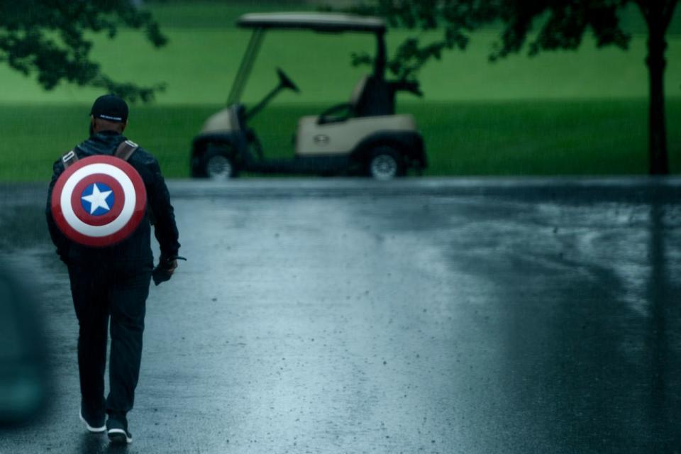 Un hombre caminando hacia un carrito de golf en el Trump National Golf Club el 13 de agosto de 2018 en Bedminster, Nueva Jersey. (Foto de Brendan Smialowski/AFP) (Crédito de la foto: BRENDAN SMIALOWSKI/AFP vía Getty Images)