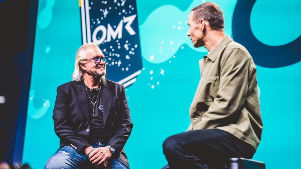 Talk beim OMR-Festival auf Europas größter Konferenzbühne: Kai Pflaume (rechts) interviewt Robert Geiss zu seiner Karriere. (Bild: RTLZWEI)