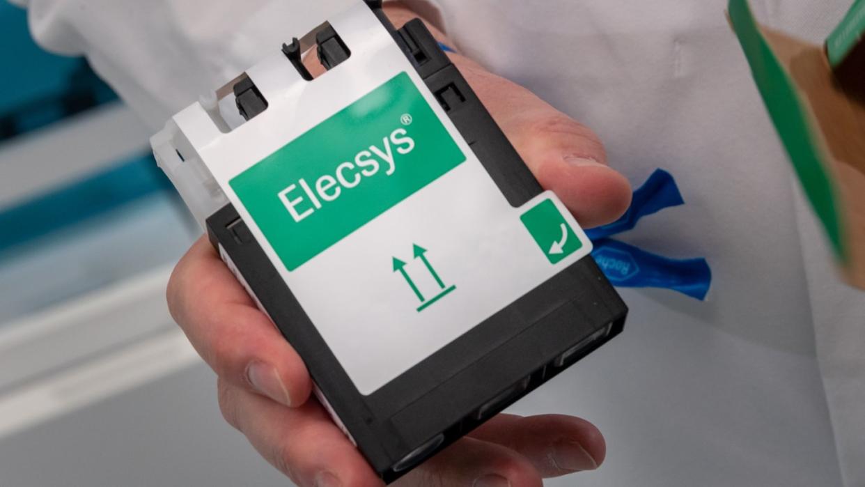 Für den Test Elecsys Anti-Sars-CoV-2 gibt der Hersteller Roche eine Sensitivität von 100 Prozent an. Damit wäre die Erkennungsrate sehr hoch.
