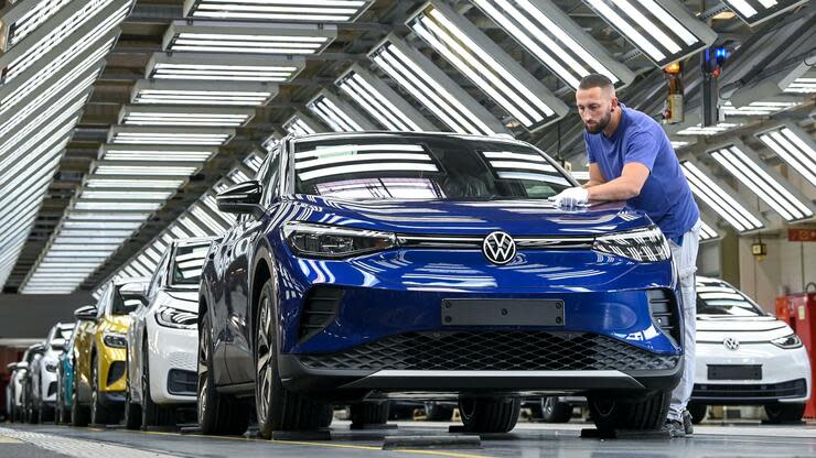 Volkswagen fährt in einigen Werken bereits wieder Sonderschichten. Foto: dpa