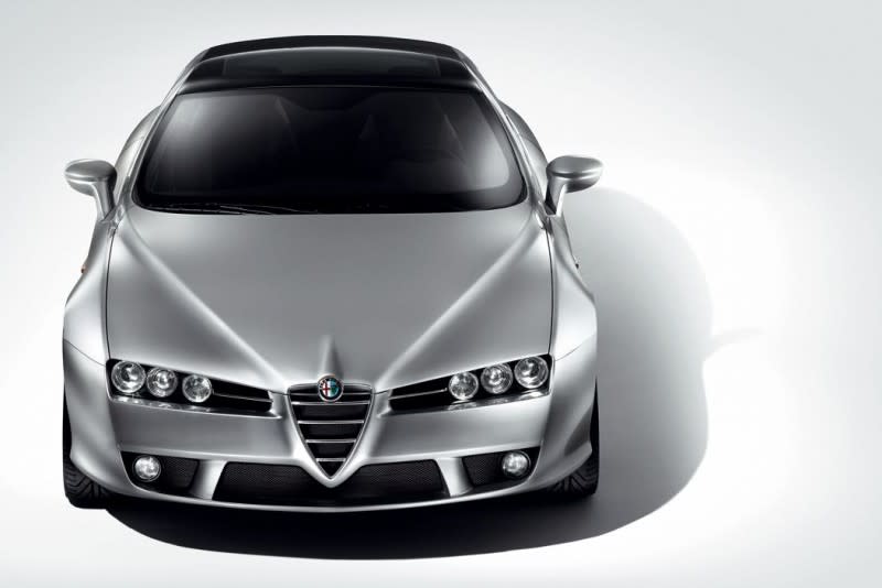 同樣由Giorgetto Giugiaro操刀設計，Alfa Romeo Brera不重線條但車頭更顯霸氣