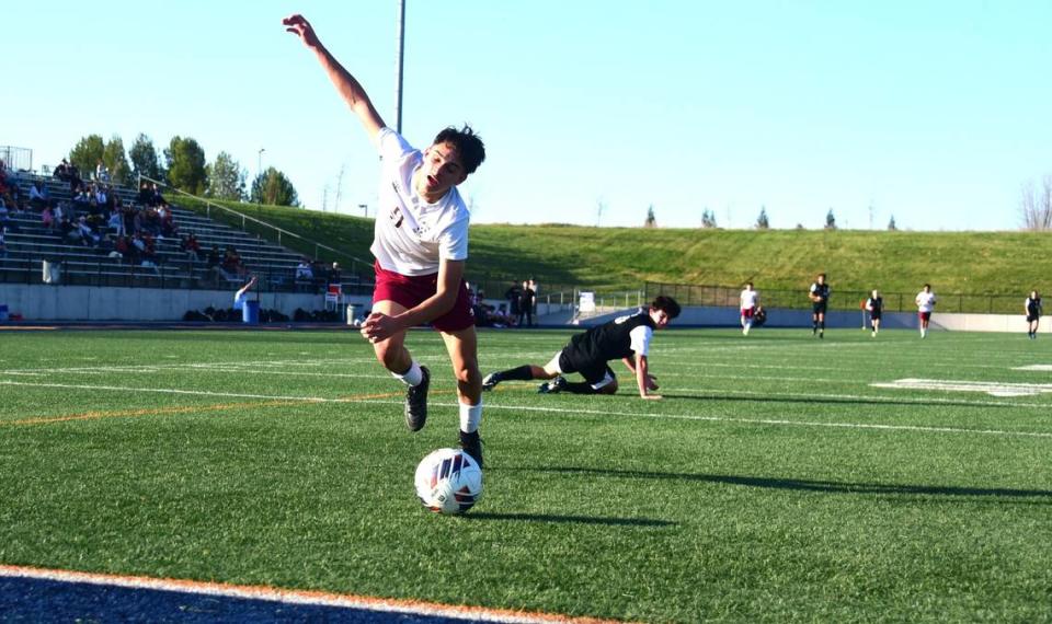 El alumno de último año Carlos Miranda (9), de Golden Valley High, intenta atrapar un balón antes de que ruede fuera de la cancha durante el partido de campeonato de la División II de la Sección Sac-Joaquín contra Delo Oro en el Cosumnes River College de Sacramento, California, el sábado 24 de febrero de 2024.