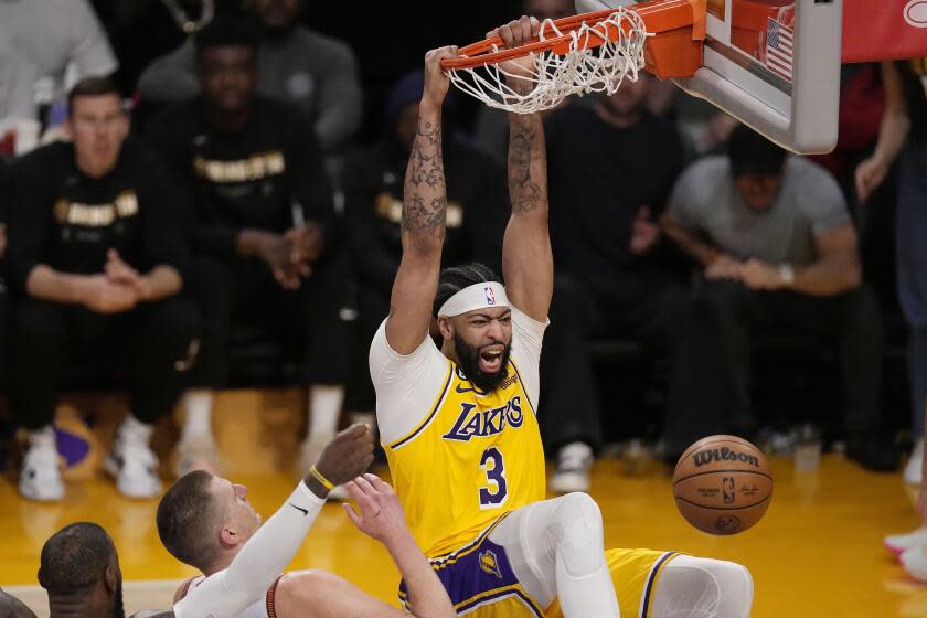 ARCHIVO - Foto del 22 de mayo del 2023, el alero de los Lakers de Los Ángeles Anthony Davis clava el balón frente a los Nuggets de Denver en el juego 4 de las Finales de la Conferencia Oeste. El viernes 4 de agosto del 2023, Davis firma una extensión de contrato de tres años y 186 millones de dólares. (AP Foto/Mark J. Terrill, File)