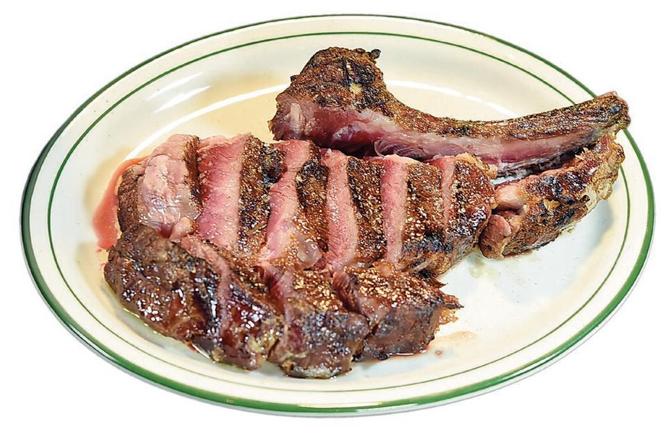 〈碳烤美國Flannery帶骨肋眼〉所用牛肉，是美國不少星級餐廳主廚指定的Flannery荷斯登乳牛，肉質細嫩，甜度較高，炭烤後表面焦香與裡層的乳香融合，餘韻帶有肉汁的甜味。圖／姚舜