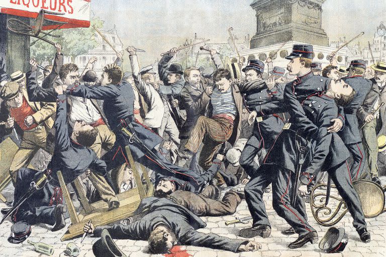 Apaches en lucha con policías, en Paris, 1904