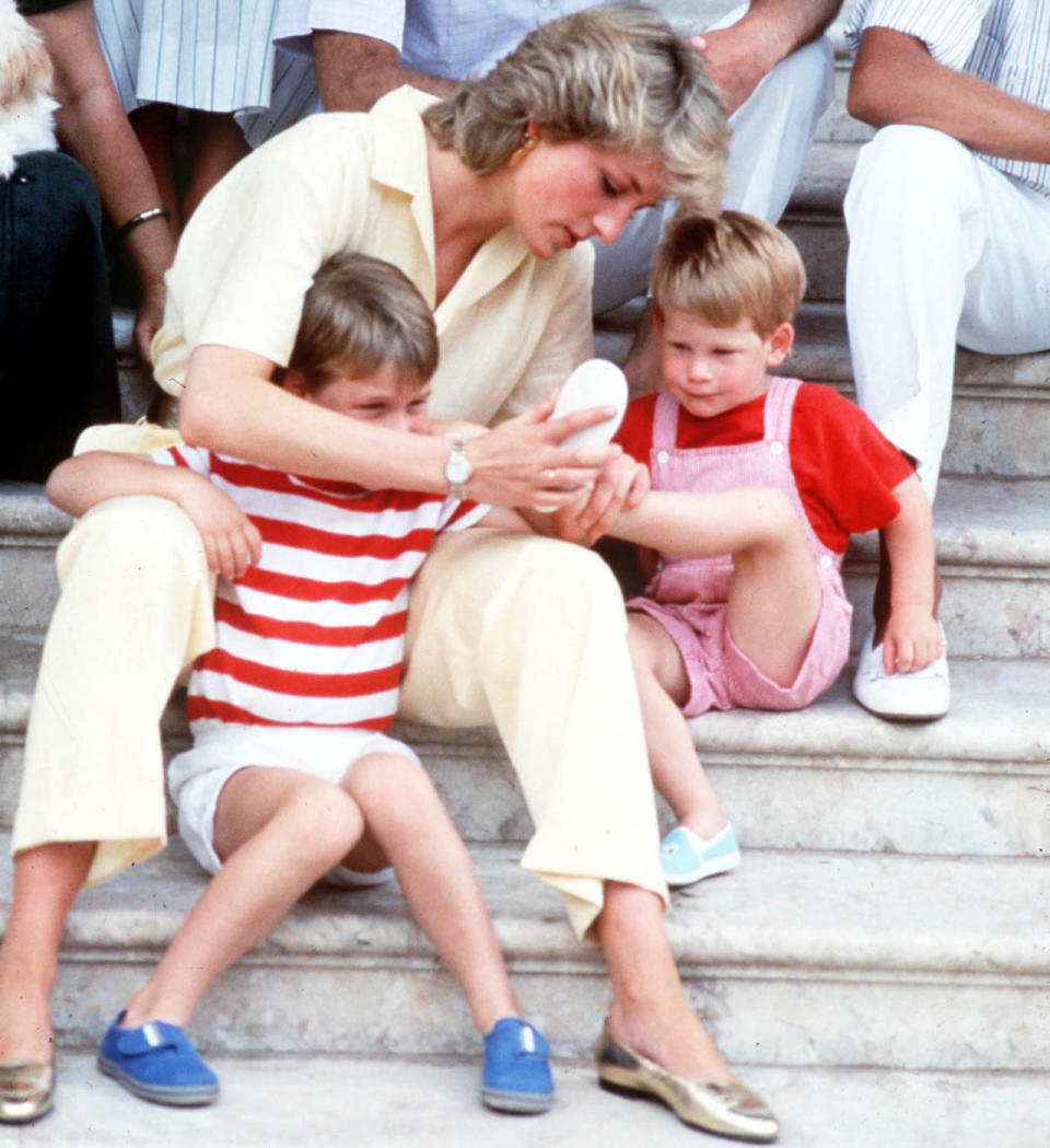 Ihre Söhne William und Harry sollten so normal wie nur möglich aufwachsen. Diana weigerte sich, die beiden „typisch königlich“ zu erziehen. Sie ging mit ihnen zu McDonald’s oder ins Disneyland ein absolutes Novum im britischen Königshaus.