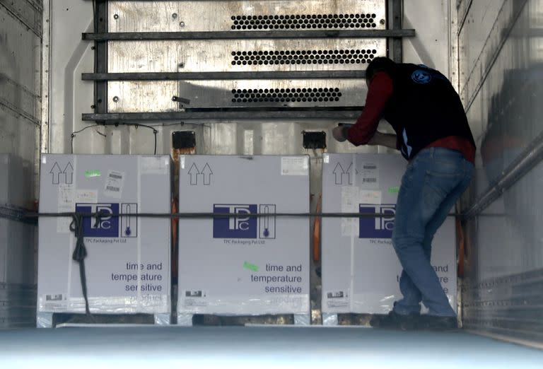 Un trabajador de salud revisa unas cajas de la vacuna contra el coronavirus de AstraZeneca dentro de un camión, en Bab al-Hawa, en el noroeste de Siria, el miércoles 21 de abril de 2021. (AP Foto/Ghaith Alsayed)