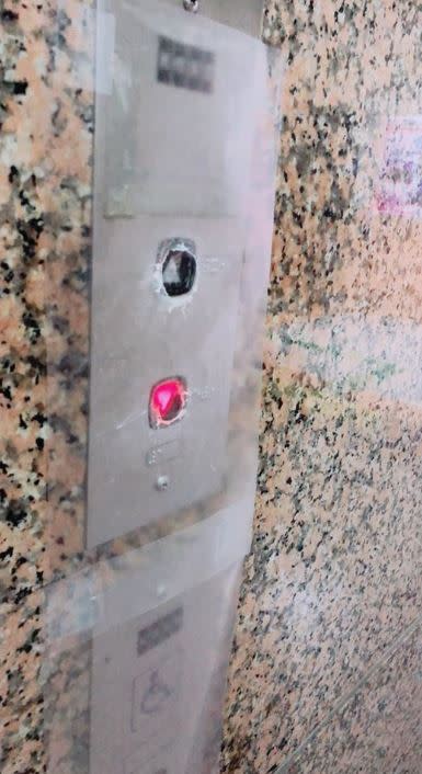 醫院電梯的膜被挖破。（圖／翻攝自爆怨公社臉書）