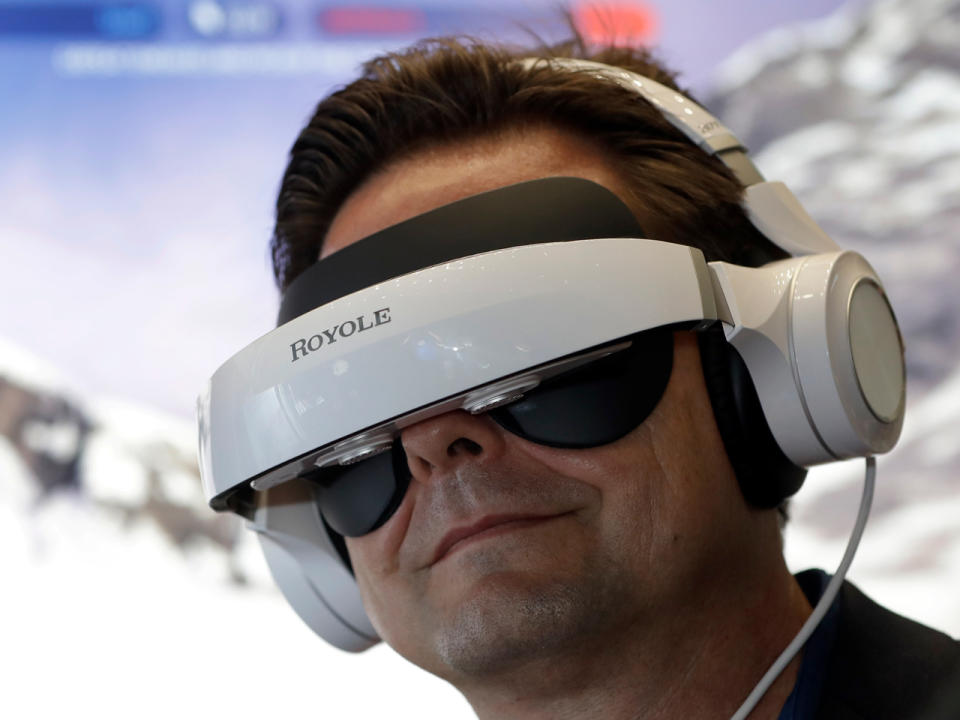 3-D-Genuss pur: Das verspricht dieses Hightech-Entertainment-Gerät von Royole Moon. (Bild-Copyright: Michael Sohn/AP Photo)