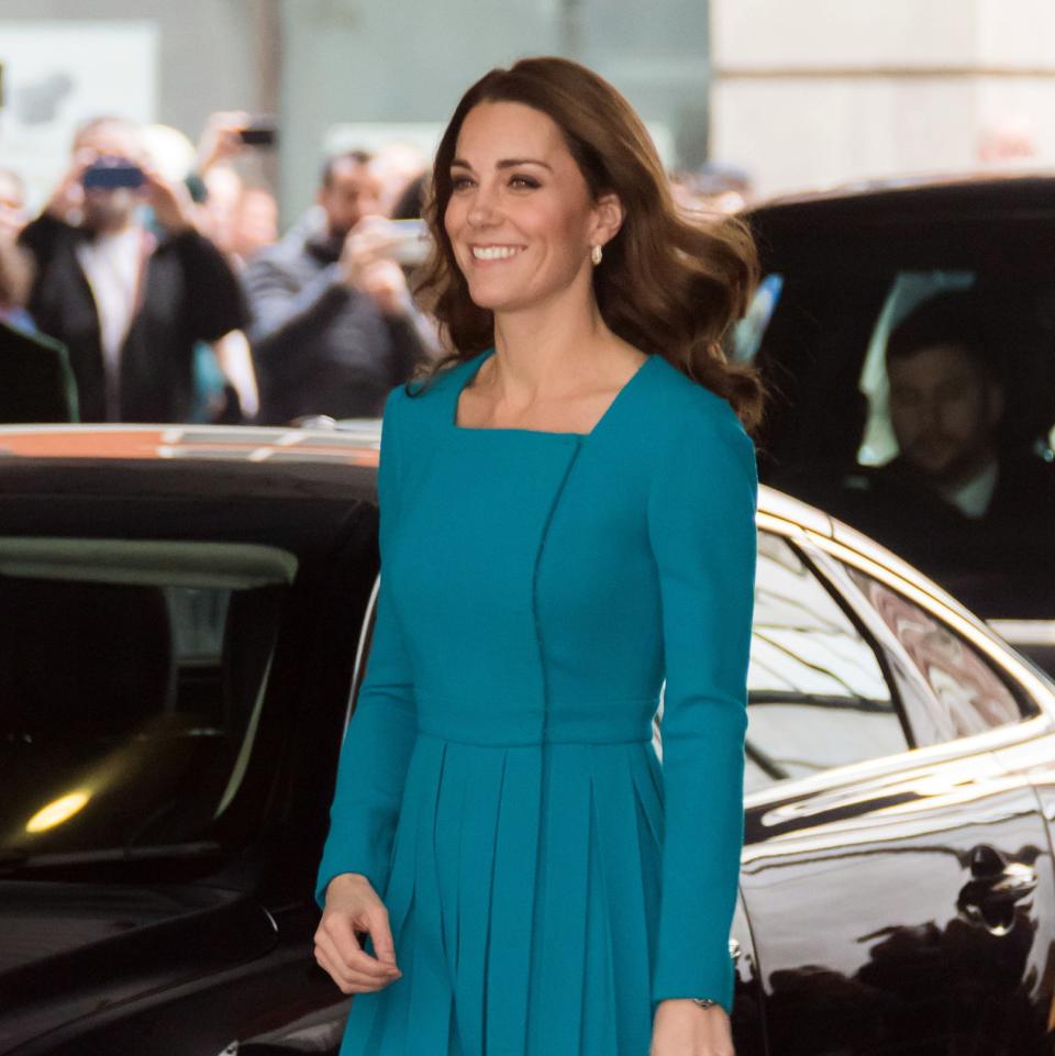 <p>Para la ocasión, Kate recicló su segundo vestido en la semana, tercero en dos. Ella lució un diseño verde azulado de Emilia Wickstead.<br><br><br>Vogue </p>