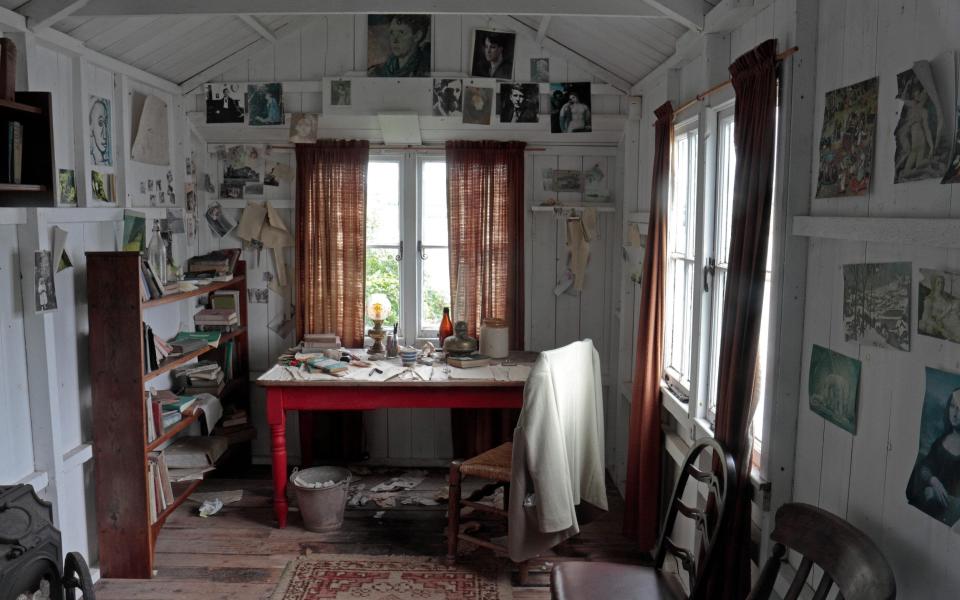 Inside Thomas’s writing shed near the Boathouse, overlooking the River Tâf - alamy