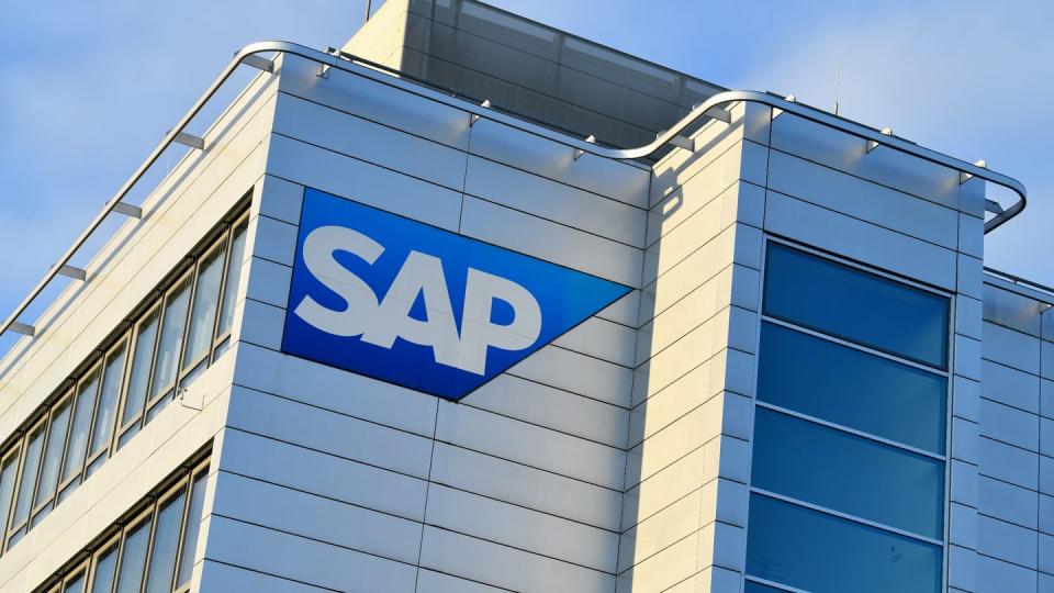 Ein Logo des Softwarekonzerns an der Unternehmenszentrale von SAP. Erneut hat ein Mitglied des Betriebsrates sein Amt niedergelegt.