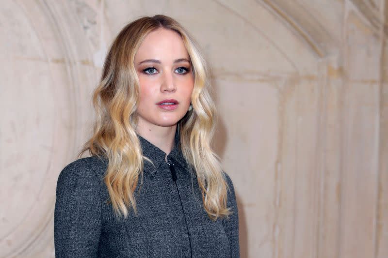 Jennifer Lawrence a dévoilé sa bague de fiançailles lors du défilé février 2019 de Dior lors de la Fashion Week de Paris [Photo: Getty]