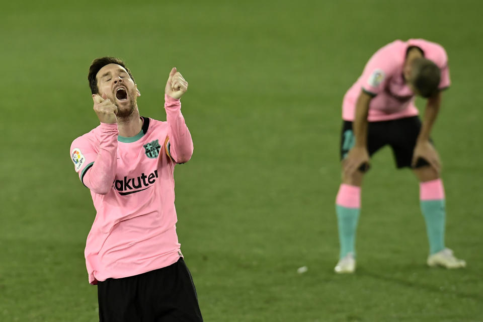 El argentino Lionel Messi, del Barcelona, se lamenta durante el partido de La Liga española ante el Alavés, el sábado 31 de octubre de 2020 (AP Foto/Alvaro Barrientos)