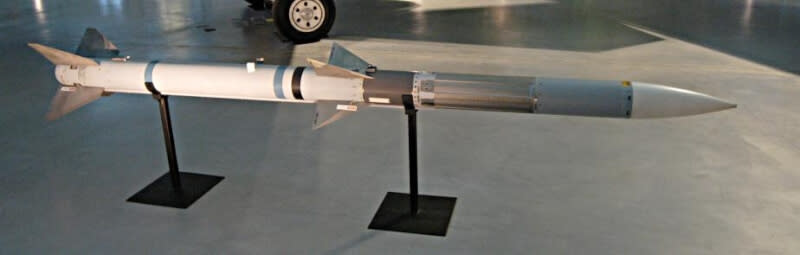 圖為AIM-120空對空飛彈。（圖取自維基共享資源；作者：G. Edward Johnson，CC BY-SA 3.0）