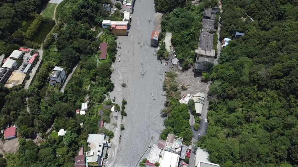 從空拍畫面，原本遊客穿梭的廬山溫泉區街道，如今慘不忍睹，沖刷下來的土石流，導致多數飯店受災。消防署提供