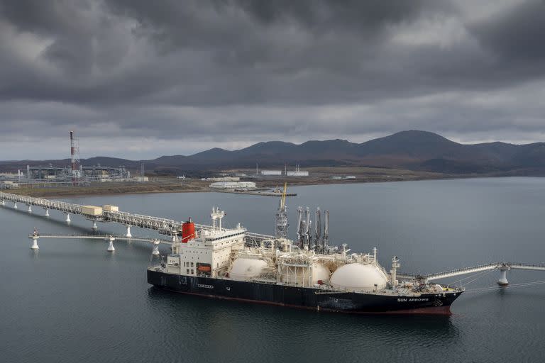 Un buque petrolero en el puerto de Prigorodnoye, Rusia, el 29 de octubre del  2021.  (Foto AP)