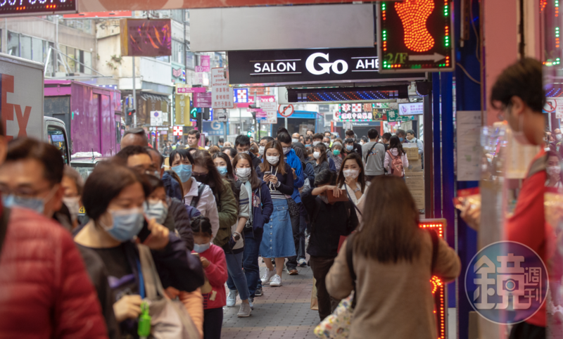 香港近日疫情再起，港府收緊管制措施。