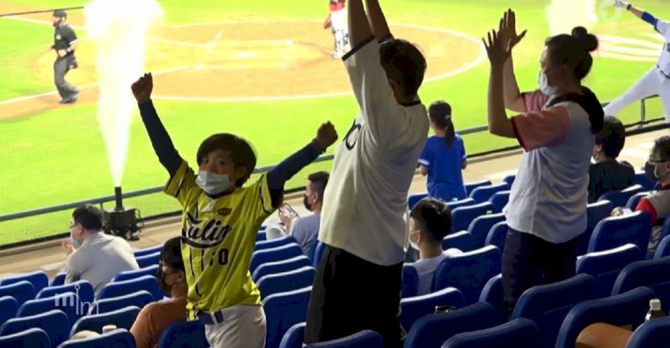 德國電視一台報導，在疫情下，台灣球迷仍能夠到現場看棒球比賽。(截自影片)