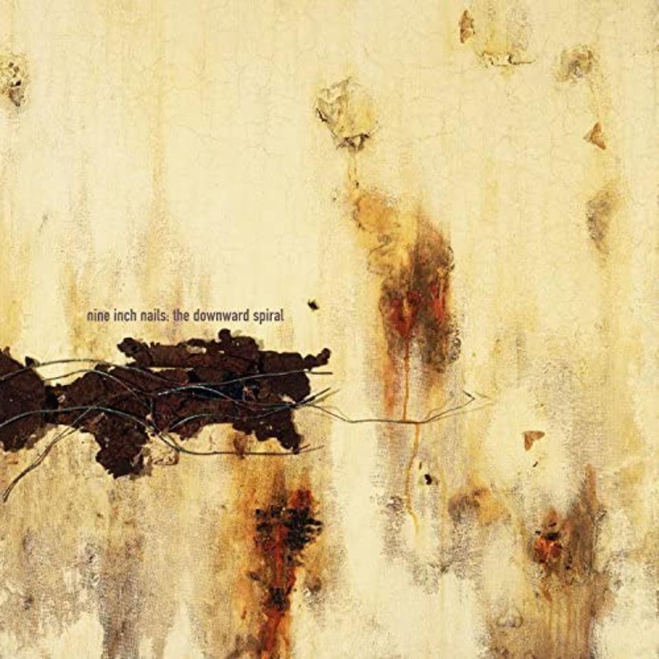 Rockmusik war zu Beginn der 90-er hauptsächlich Gitarrenmusik, dann kam Trent Reznor und setzte mit seiner Band Nine Inch Nails völlig neue Akzente. Reznor verband ausgetüftelte Computer-Spielereien und filigrantes Pianospiel mit brachialen Riffs und schweren Industrial-Klängen. Den künstlerischen Zenit erreichten die Nine Inch Nails mit "The Downward Spiral" (1994, unter anderem mit "Closer" und "Hurt"), der wohl besten Industrial-Rock-Platte aller Zeiten. (Bild: Universal Music)