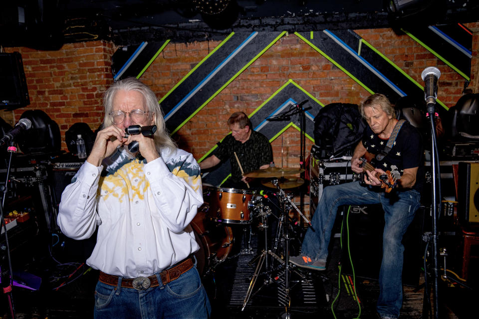 De izquierda a derecha: Peter Madcat Ruth, Rich Dishman y el organizador del evento Randy Tessier, en la "Geezer Happy Hour" de Ann Arbor, Míchigan, el 6 de enero de 2023. (Nic Antaya/The New York Times)
