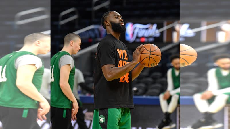 「微笑刺客」湯瑪斯（Isiah Thomas）稱讚布朗（Jaylen Brown）是個不斷追求進步的年輕球員。（圖／翻攝自塞爾提克推特）