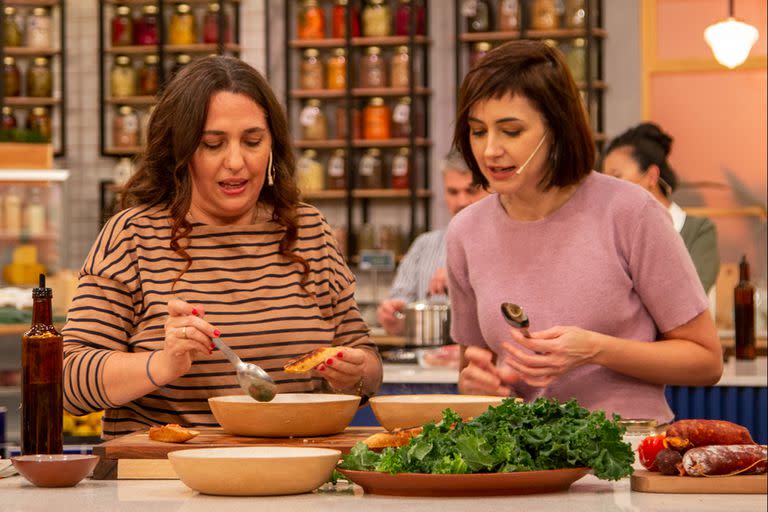 Con una escenografía renovada, donde todas las islas están integradas y el mercado a la vista, las cocineras disfrutan del trabajo en equipo