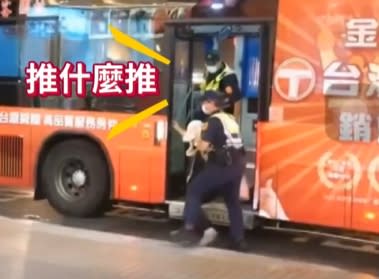 員警將婦人趕下公車。（圖／東森新聞）